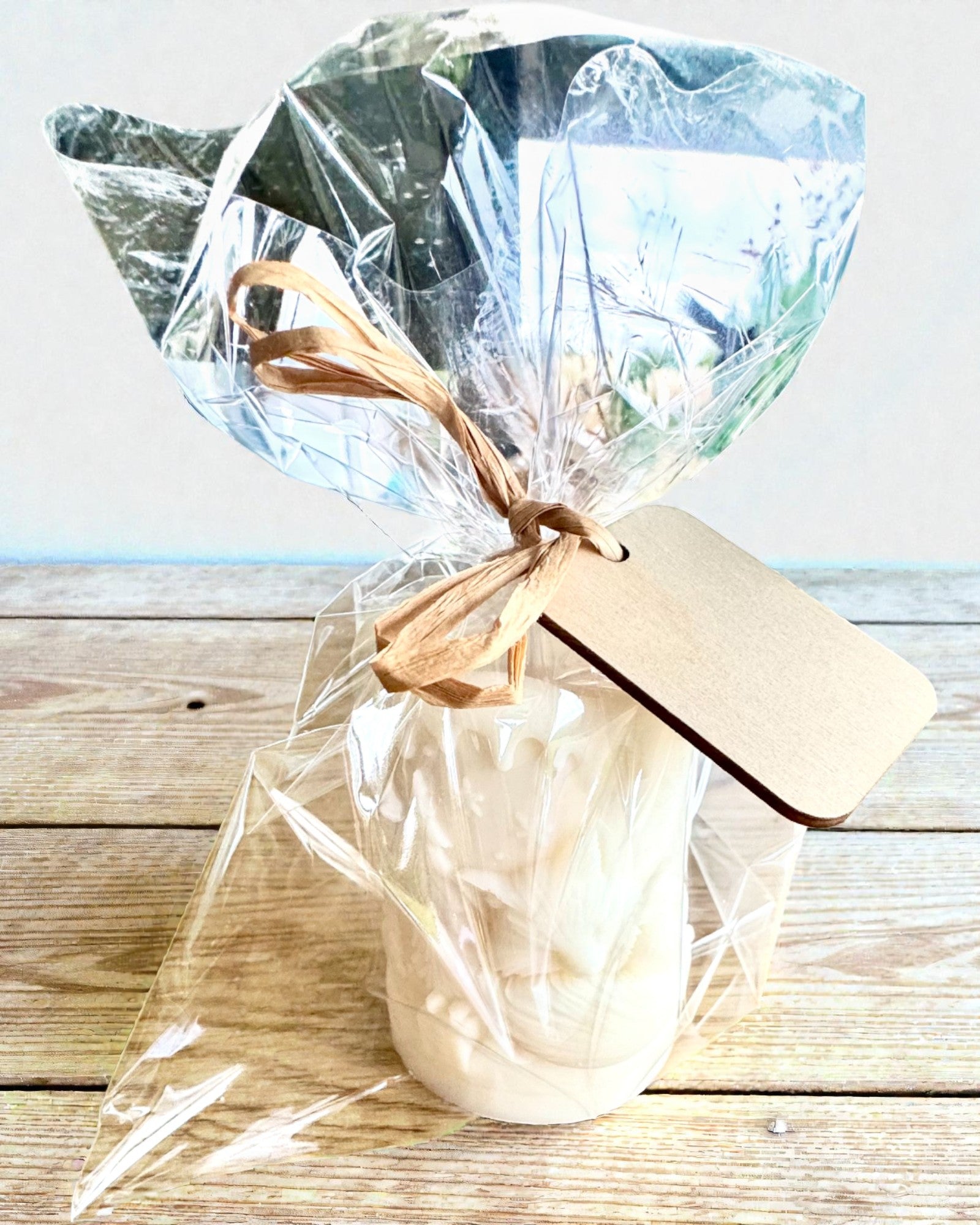 Sojakerze Winterfuchs, 7,5 cm Höhe, handgegossene Sojakerze mit einem niedlichen schlafenden Fuchs, personalisierbar mit Gravur auf dem Schild