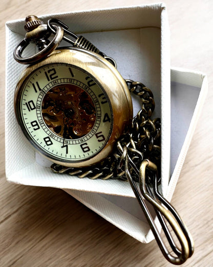 Klassische Taschenuhr "Oldtimer" - stilvolle Retro-Eleganz, personalisierbar mit Gravur als Geschenk