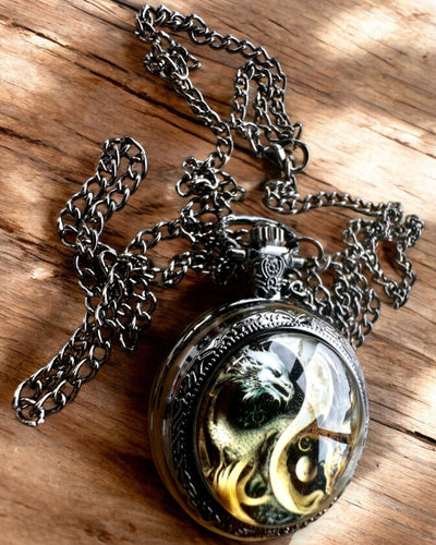 Taschenuhr „Drachenkreis 2“ – stilvolles Accessoire mit einem Hauch von Magie - Personalisierung mit Gravur als Geschenk