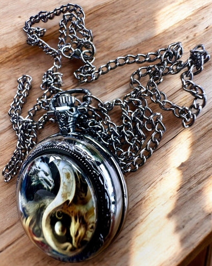 Taschenuhr „Drachenkreis 2“ – stilvolles Accessoire mit einem Hauch von Magie - Personalisierung mit Gravur als Geschenk