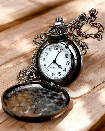 Taschenuhr „Drachenkreis 2“ – stilvolles Accessoire mit einem Hauch von Magie - Personalisierung mit Gravur als Geschenk