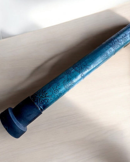 Gehstock "Königliche Hand" – handgefertigt mit natürlichem Leder, personalisierbar mit Gravur