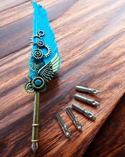 Kalligrafiefeder "Steampunk Eleganz" mit Truthahnfeder - Handgefertigt, 5 Varianten zur Auswahl, Personalisierung mit Gravur als Geschenk