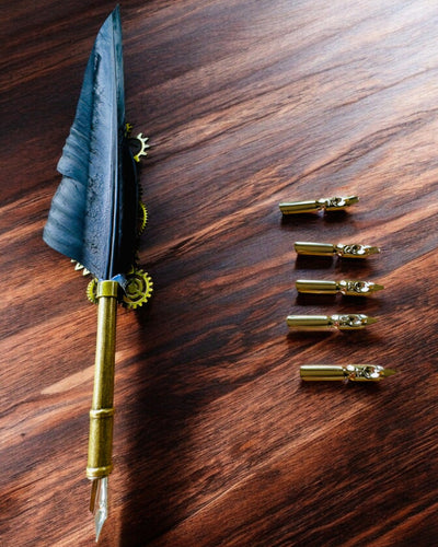 Kalligrafiefeder "Steampunk Eleganz" mit Truthahnfeder - Handgefertigt, 5 Varianten zur Auswahl, Personalisierung mit Gravur als Geschenk