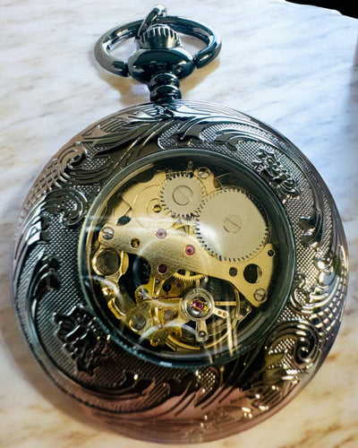 Taschenuhr "Equus Tempus" - Schwarz mit Pferdemotiv, personalisierbar mit Gravur - schwarzes Zifferblatt