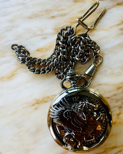 Taschenuhr "Equus Tempus" - Schwarz mit Pferdemotiv, personalisierbar mit Gravur - schwarzes Zifferblatt