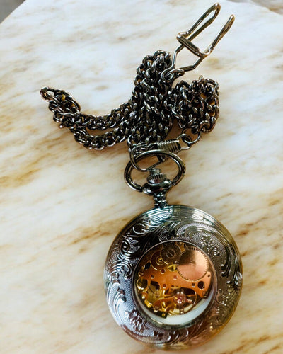 Taschenuhr "Equus Tempus" - Schwarz mit Pferdemotiv, personalisierbar mit Gravur - schwarzes Zifferblatt