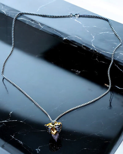 Amulett Herzenschütze – Dunkle Flügel der Liebe, Personalisierung mit Gravur als Geschenk möglich