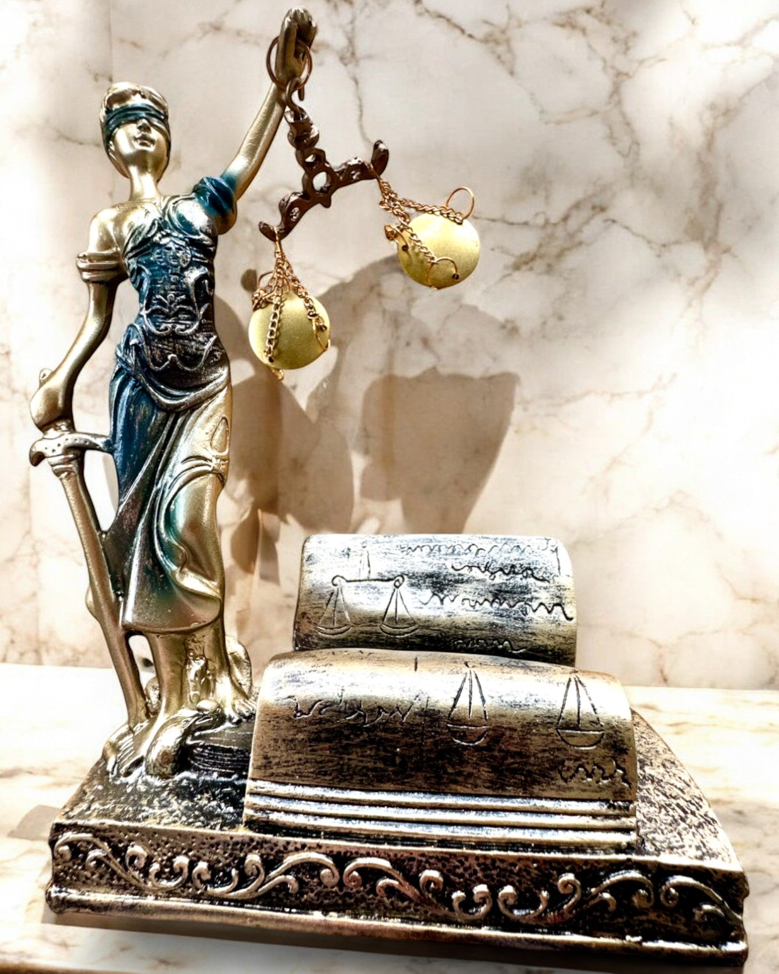 Statuette "Justicia 2" - Göttin der Gerechtigkeit – Künstlerische Dekoration für das Regal, Kunsthandwerk aus Harz, Personalisierung mit Gravur