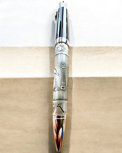 Eleganter Kugelschreiber "Meisterhafte Harmonie" mit Gravuroption - Symbolische Motive, Antikes Silber, Personalisierung mit Gravur als Geschenk möglich