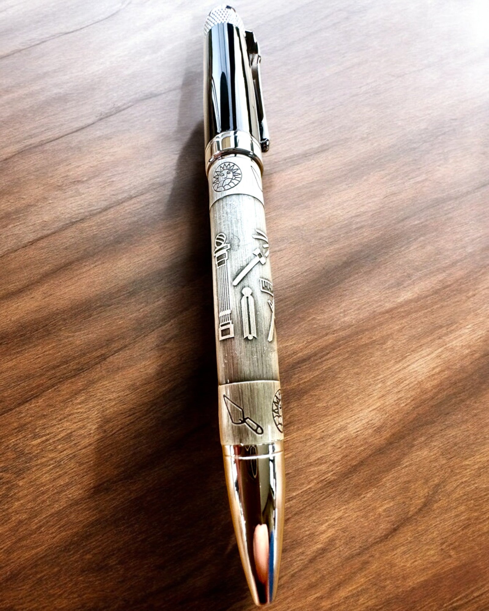 Eleganter Kugelschreiber "Meisterhafte Harmonie" mit Gravuroption - Symbolische Motive, Antikes Silber, Personalisierung mit Gravur als Geschenk möglich