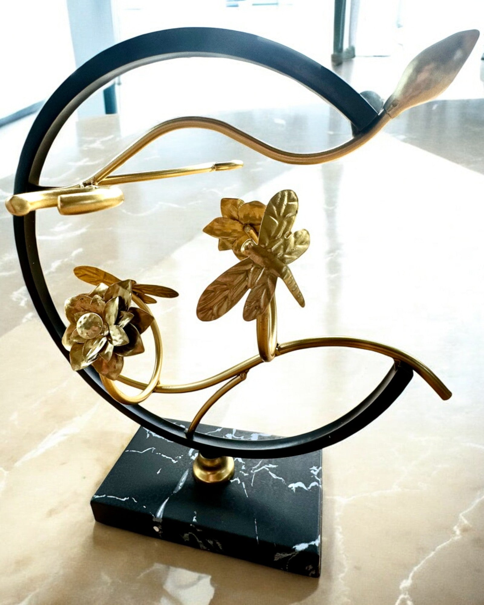 Ständer "Eleganter Insekt" - für Weinflasche und Gläser, Höhe 33 cm, Möglichkeit zur Personalisierung mit Gravur als Geschenk