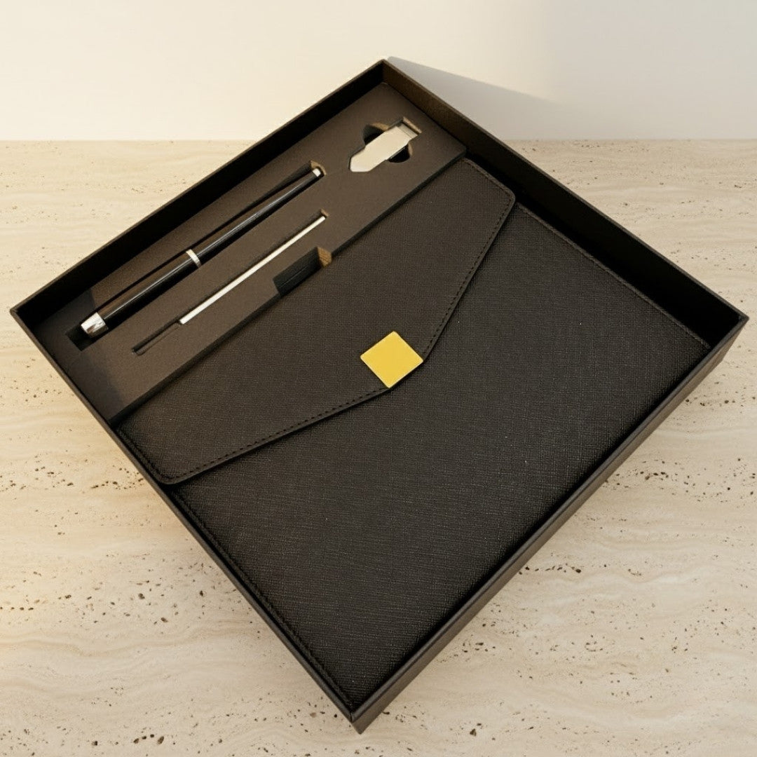 Elegantes Premium-Geschenkset mit Personalisierung – Leder-Notizbuch A5, Kugelschreiber und 16GB USB-Stick in schwarz-goldener Box