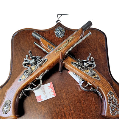 Replik von Steinschloss-Pistolen auf Holzhalter mit Personalisierung durch Gravur – Elegantes Deko-Element als Geschenk für Geschichtsfreunde – Maße 45 x 42,5 cm, Pistolenlänge 37 cm, hohe Verarbeitungsqualität