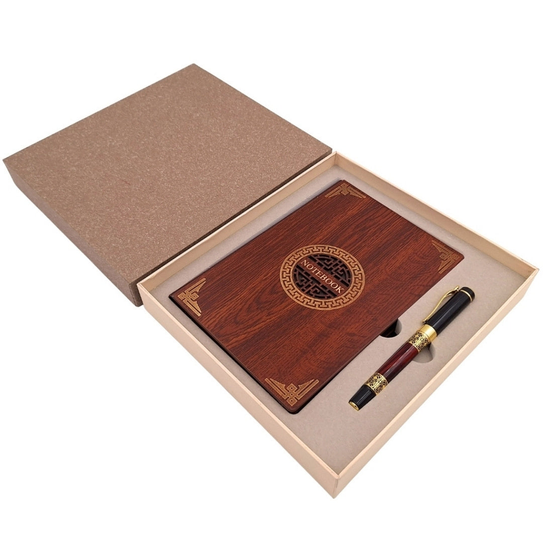 Exklusives Premium Geschenkset A5 Notizbuch mit Holzcover und Kugelschreiber – personalisierbar mit Gravur, ideal als Geschenk für Chef, Lehrer, Künstler – Dunkelbraun mit goldenen Elementen  