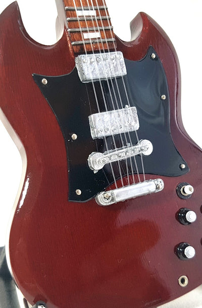 Mini-Gitarre AC/DC Angus Young MGT-0567 mit Möglichkeit zur personalisierten Gravur, ideal als Geschenk, handgefertigt aus Mahagoniholz, braun, Höhe 27,5 cm