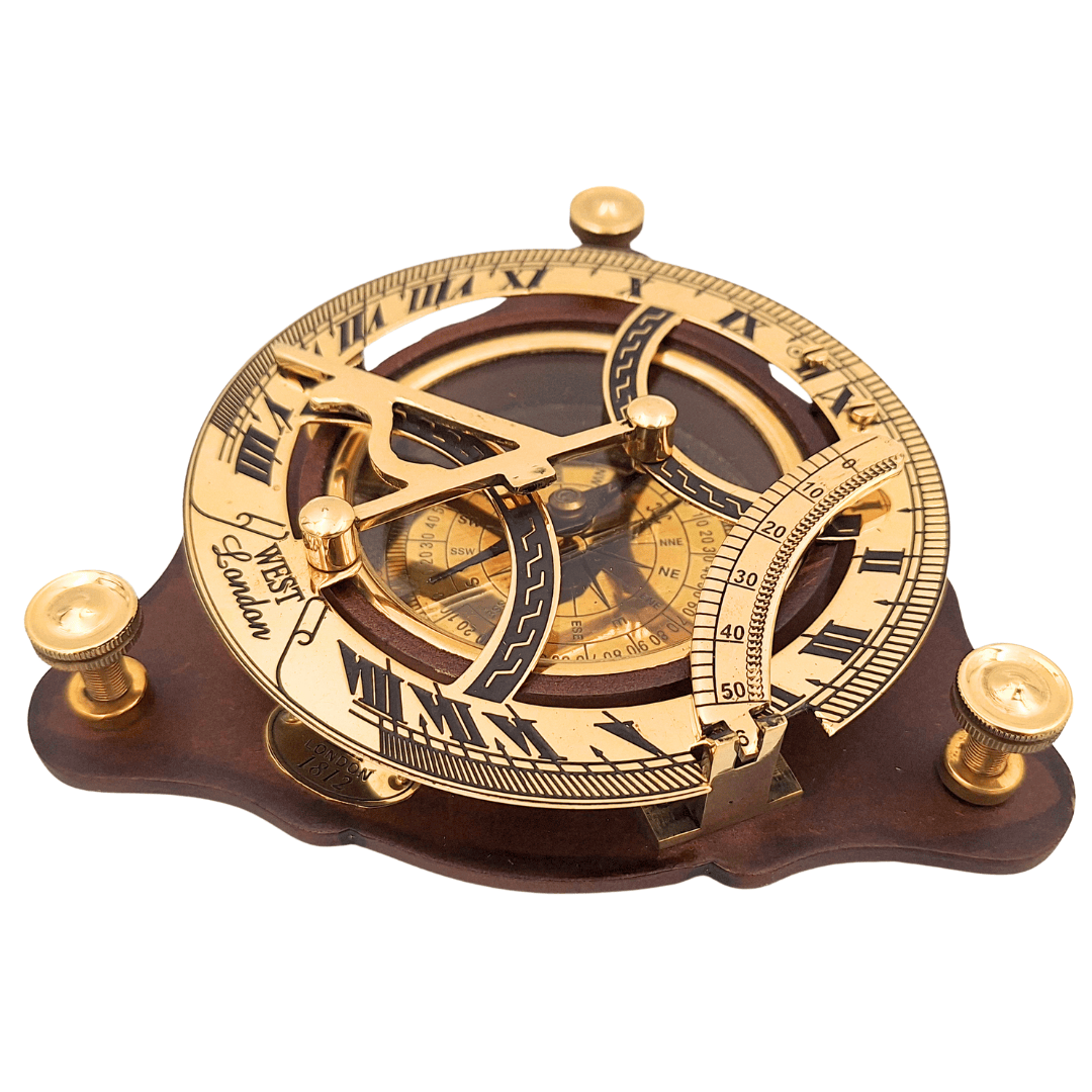 Eleganter Messing-Kompass mit Sonnenuhr auf Holzsockel C064 mit Personalisierung und Gravur