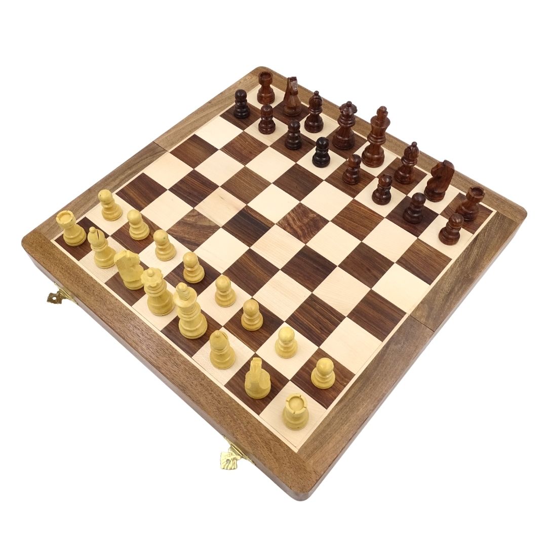 Holzschach 40x40 cm mit Gravur – klappbares Schachbrett aus indischem Palisander in Braun-Beige