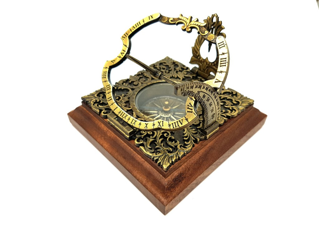 Messing-Sonnenuhr Habsburg H30 mit personalisierbarer Gravur, ideal als Geschenk, im eleganten Augsburger Stil, Höhe 10 cm, auf Holzsockel