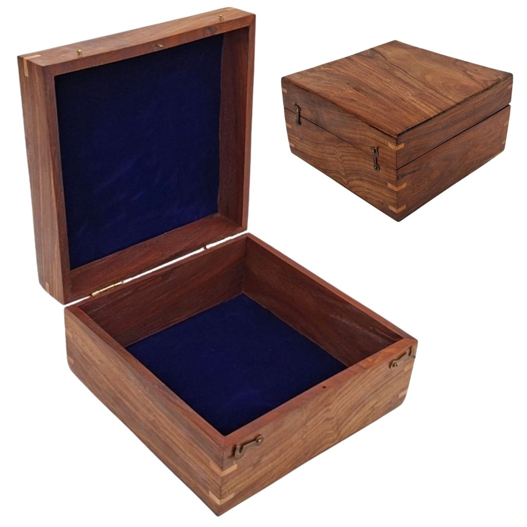 Elegante Geschenkbox aus Holz 20x20x11 cm mit marineblauem Einsatz und Option zur Personalisierung durch Gravur