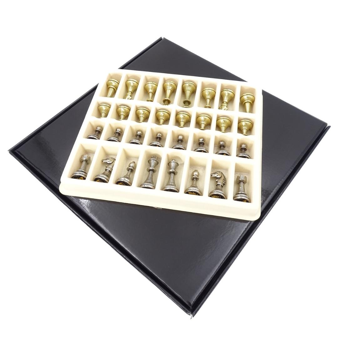 Exklusive Metall-Schachfiguren Italfama 28x28 cm mit personalisierbarer Gravur, braun-schachbrettmuster, Figuren gold-silbrig