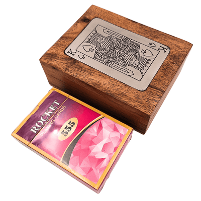 Elegantes Kartenspiel in dekorativer Holzkiste mit Aluminium-Königsplakette – Personalisierung mit Gravur – Perfektes Geschenk für Kartenspiel-Liebhaber – Kistengröße 11,5 x 8 x 4 cm