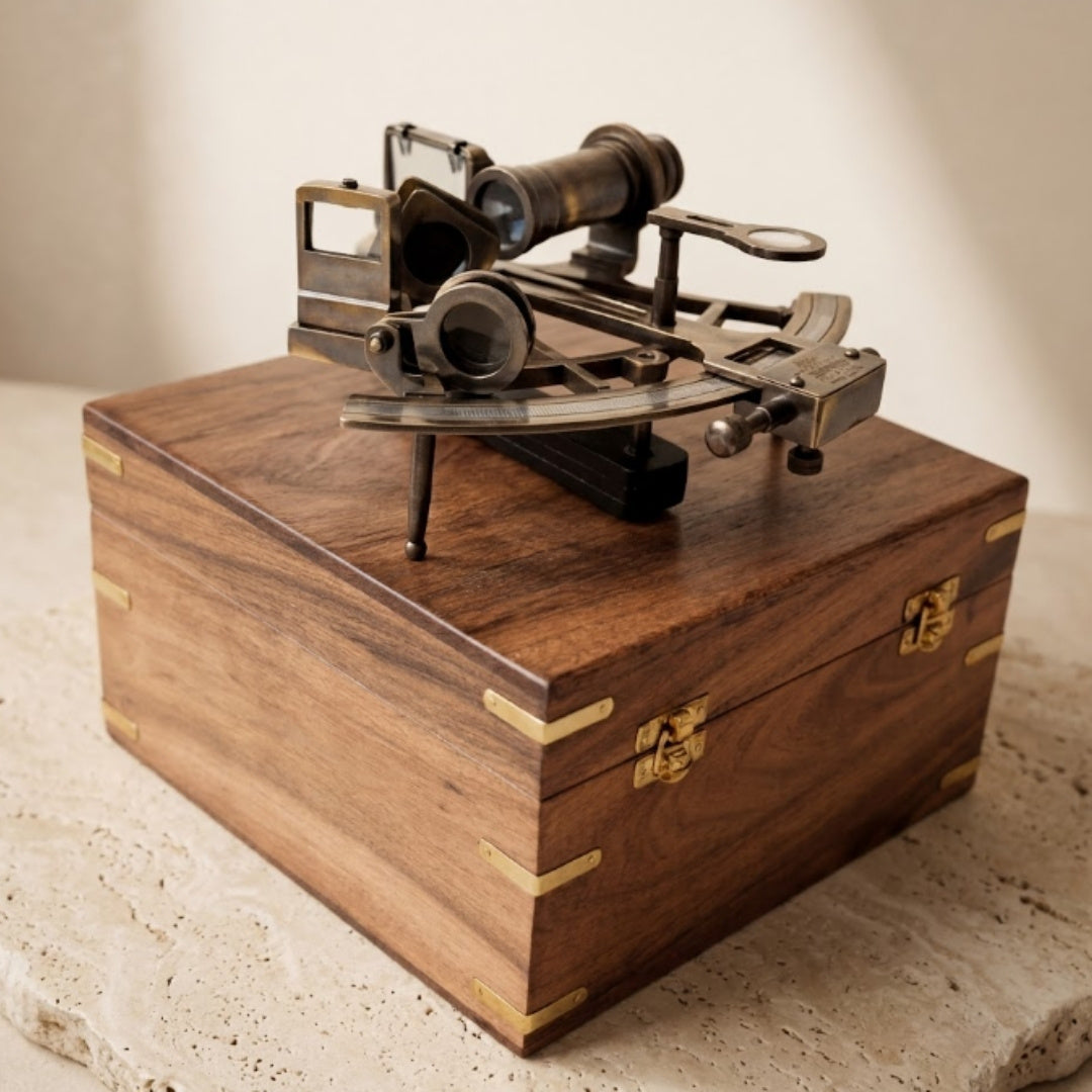 Messing-Sextant mit Gravur in Holzkiste