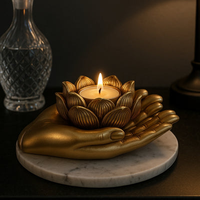 Goldener Glamour-Teelichthalter mit personalisierbarer Gravur – elegantes Deko-Element 11,5 x 9,4 x 4,8 cm aus Polyresin  