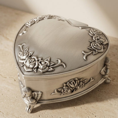 Metall-Schmuckschatulle in Herzform mit personalisierbarer Gravur – elegantes Geschenk zu Valentinstag, Jubiläum oder Geburtstag, verziert mit Rosenmotiv, Maße 8,7 x 8,4 x 5,1 cm