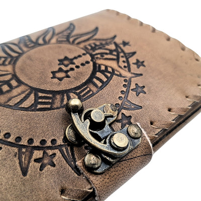 Retro Leder-Notizbuch Sonne und Mond 200 Seiten mit Personalisierung durch Gravur, beige-braun, ideal als Geschenk für Künstler oder Liebhaber der Magie des Alltags