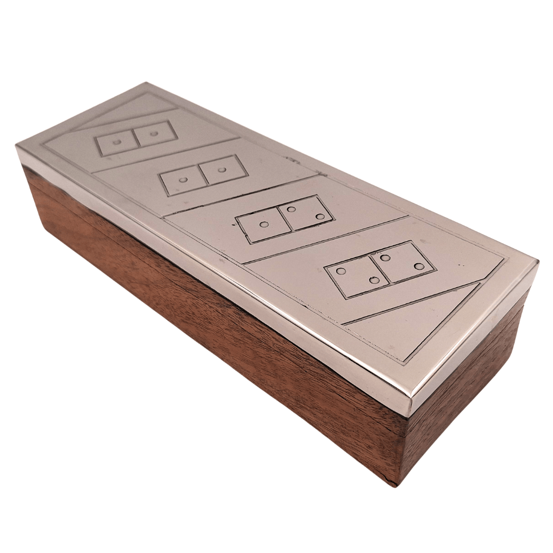 Elegantes Domino in Holzkiste mit Aluminiumdeckel