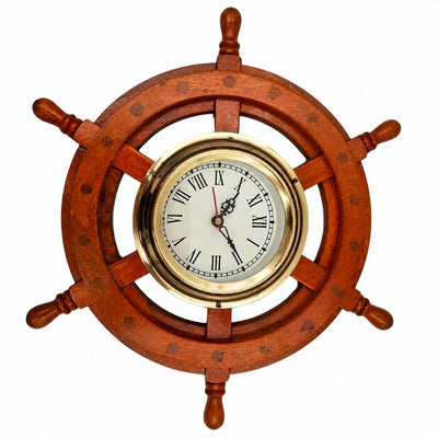 Maritime Uhr in einem hölzernen Steuerrad mit Messing