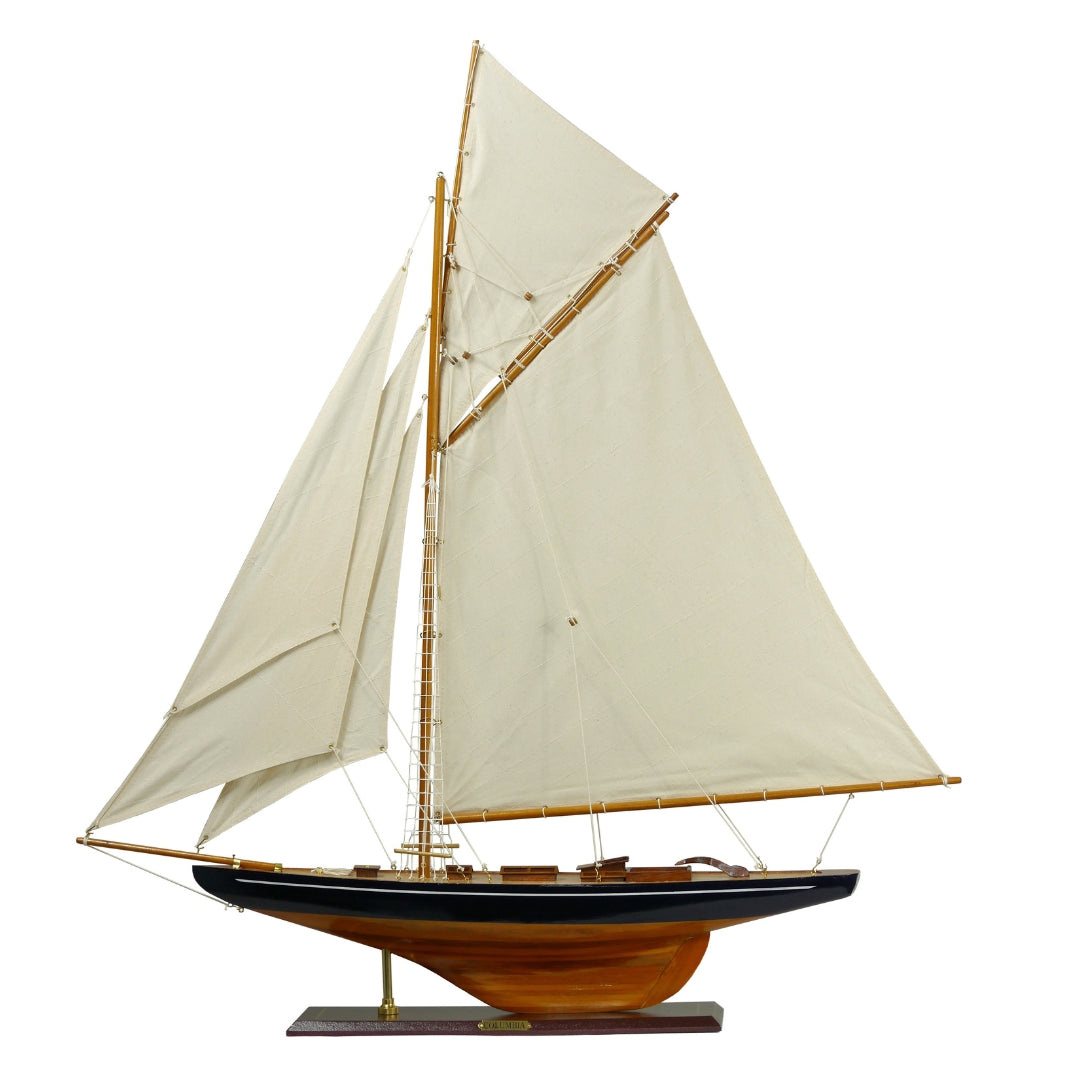 Modell der Yacht Columbia mit Gaffelsegel, Höhe 104 cm, aus Holz, mit Personalisierung durch Gravur