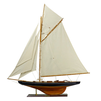 Modell der Yacht Columbia mit Gaffelsegel, Höhe 104 cm, aus Holz, mit Personalisierung durch Gravur