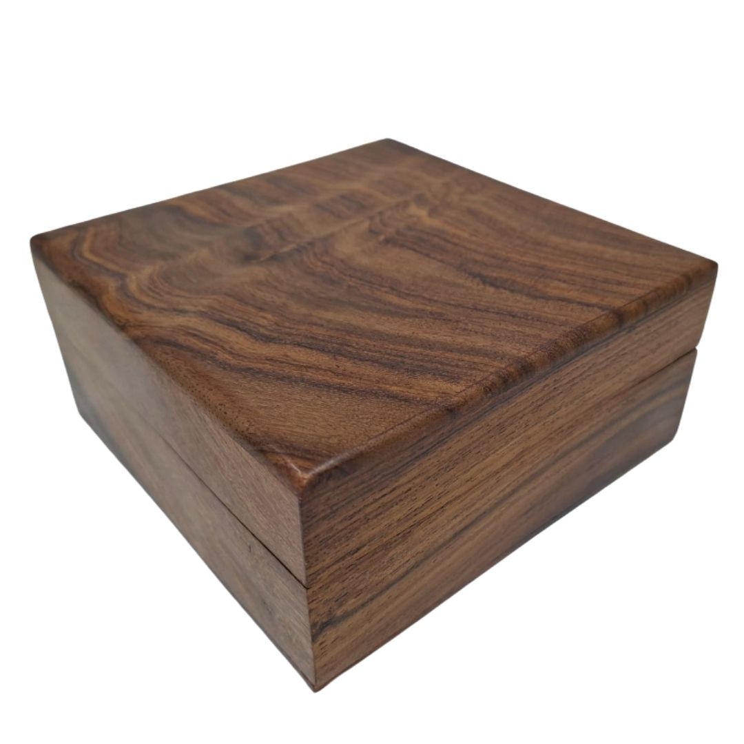 Elegante Holzschachtel mit marineblauem Einsatz 14x14x6,5 cm mit Möglichkeit zur Personalisierung durch Gravur