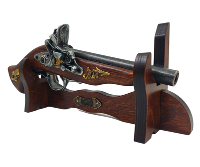 Replik einer italienischen Pistole aus dem 17. Jahrhundert auf Ständer mit personalisierbarer Gravur – elegantes Deko-Element als Geschenk, aus Holz und poliertem Metall, Länge 30 cm