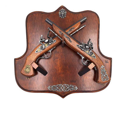 Replik von Steinschloss-Pistolen auf Holzhalter mit Personalisierung durch Gravur – Elegantes Deko-Element als Geschenk für Geschichtsfreunde – Maße 45 x 42,5 cm, Pistolenlänge 37 cm, hohe Verarbeitungsqualität