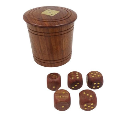 Holzspielwürfel im Fass mit Gravur – personalisiertes Geschenk aus Akazie, Höhe 7 cm, Durchmesser 8 cm, für Personen über 14 Jahre