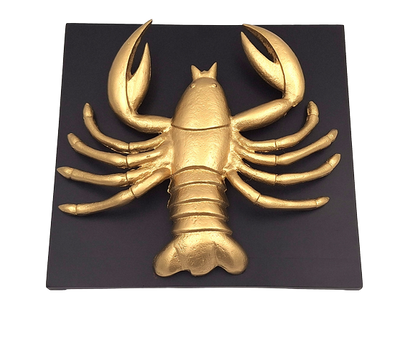 Goldene dekorative Krebs-Figur aus Aluminium mit Möglichkeit der Personalisierung durch Gravur – elegantes Geschenk für jeden Anlass, Maße 29 x 27,5 x 9 cm, schwarzer Holzsockel