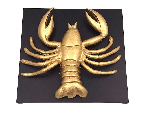 Goldene dekorative Krebs-Figur aus Aluminium mit Möglichkeit der Personalisierung durch Gravur – elegantes Geschenk für jeden Anlass, Maße 29 x 27,5 x 9 cm, schwarzer Holzsockel