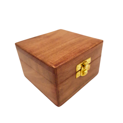 Holzgeschenkbox 6 x 6 x 4 cm mit Gravurmöglichkeit, braun, mit Stoffauskleidung und Messingverschluss
