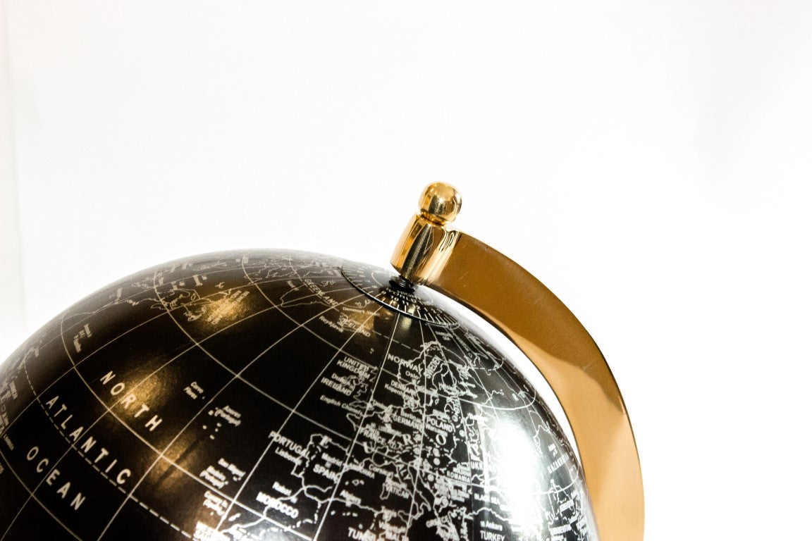 Dekorativer Globus Black & Gold mit personalisierbarer Gravur – elegantes Geschenk, Höhe 20 cm, Messingfuß, schwarze Karte mit silbernen Beschriftungen