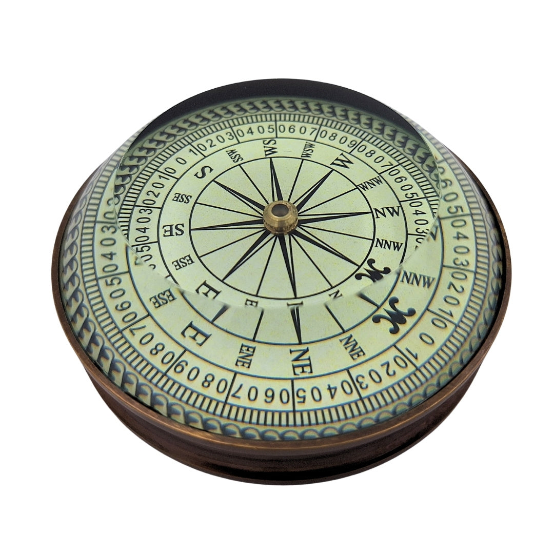 Retro-Messing-Linsenkompass Replik mit Gravur – personalisiertes Geschenk für Reisende, maritimer Stil, Maße 8x8x2,7 cm, Messing und Glas, inspirierendes Sprichwort