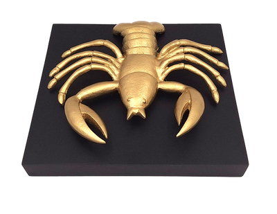 Goldene dekorative Krebs-Figur aus Aluminium mit Möglichkeit der Personalisierung durch Gravur – elegantes Geschenk für jeden Anlass, Maße 29 x 27,5 x 9 cm, schwarzer Holzsockel