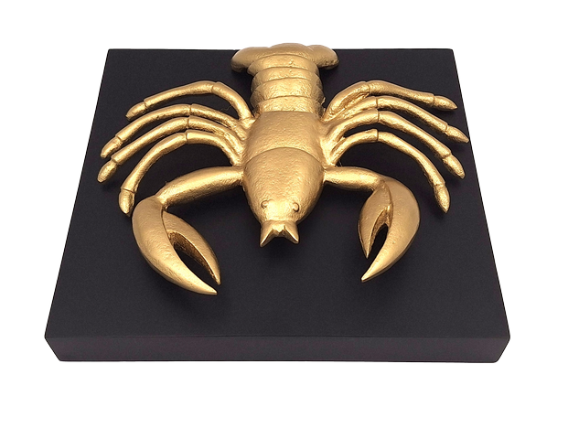 Goldene dekorative Krebs-Figur aus Aluminium mit Möglichkeit der Personalisierung durch Gravur – elegantes Geschenk für jeden Anlass, Maße 29 x 27,5 x 9 cm, schwarzer Holzsockel