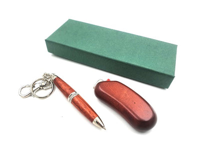 Elegantes Geschenkset mit Feuerzeug und Kugelschreiber in Holzgehäuse, personalisierbar mit Gravur, Farbe Mahagoni, ideal für besondere Anlässe