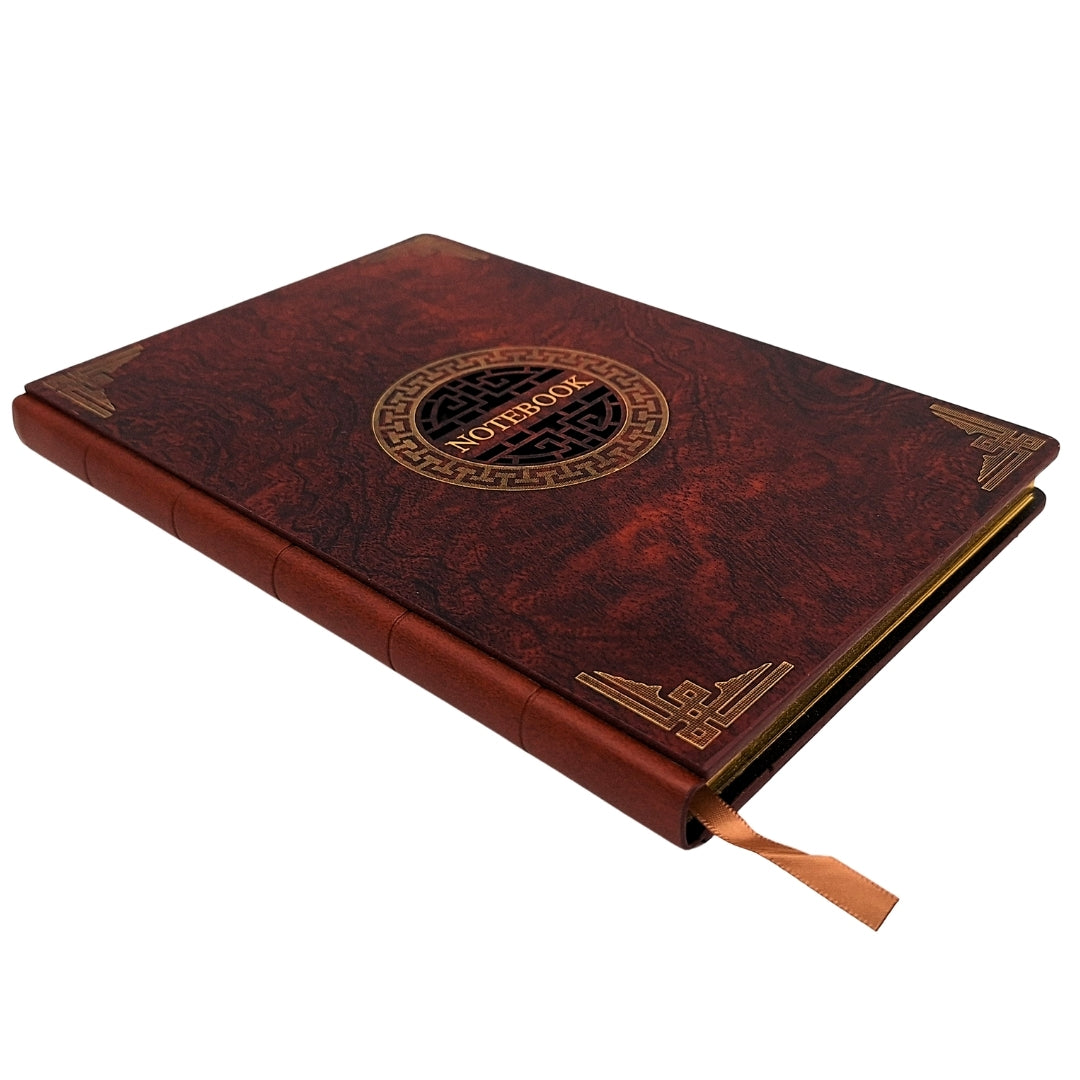 Elegantes A5 Notizbuch mit Holzcover und personalisierter Gravur – luxuriöses Tagebuch als Geschenk mit goldenen Rändern und hochwertigem braunem Papier  
