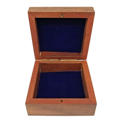 Geschenkbox aus Holz, Schmuckkästchen 8x8cm mit marineblauem Einsatz und Möglichkeit zur Personalisierung durch Gravur