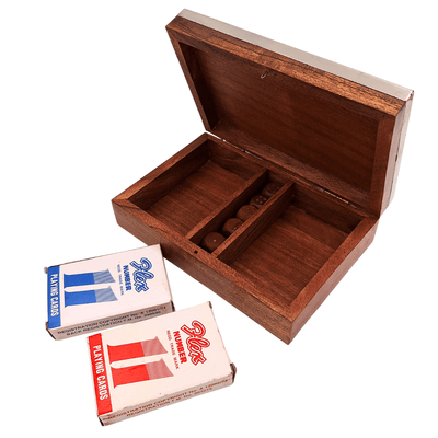 Elegantes Spieleset mit zwei Kartendecks und Würfeln in Holzkiste mit Aluminiumdeckel