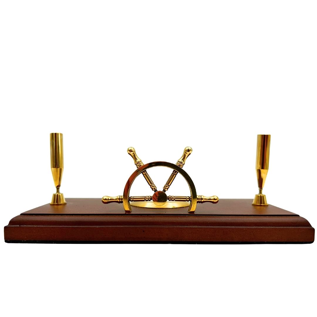 Maritimes Schreibtischset mit Gravur – Steuerrad, Kompass, Stifthalter aus poliertem Holz und Messing  